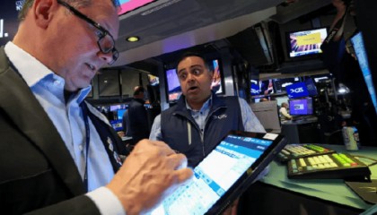 盘前：三大股指期货涨跌不一 通用汽车暂停股票回购