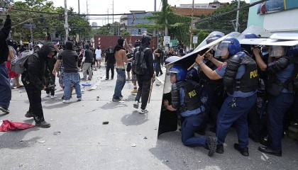 菲律宾上万人游行抗议防洪工程腐败，中使馆紧急提醒