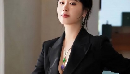 她曾是体操冠军，16岁被姜文带进娱乐圈，因长相太美绯闻数不清