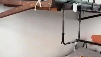 别让宿舍成为危险地带！湖南一学校老旧宿舍床铺仅靠三角铁固定