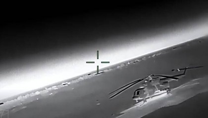 乌国防部情报总局发布视频：用无人机袭击俄目标，一架米-8直升机被击中