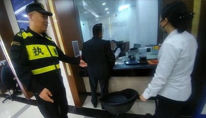 “导师”带你炒币赚大钱？崇明老人险被骗10万，民警上门耐心劝阻终醒悟