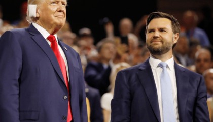 美国买通“两个内鬼”！短短4个月，中国4000吨稀土被连夜运往美国，背后到底是谁？