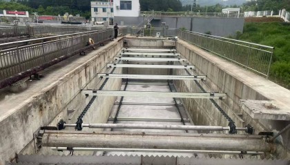 沉砂池积砂清理不干净？非金属链板式刮泥机刮砂无残留