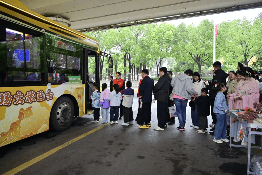 8天长假，郑州地铁线网延时服务；公交上线文旅线路“套餐”！