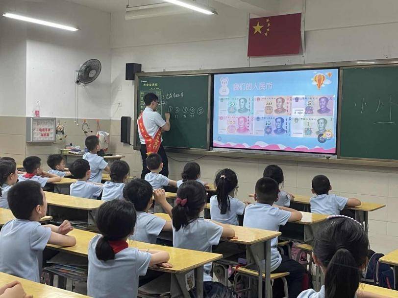 筑牢货币安全网，守好群众钱袋子 厦门国际银行福州分行开展反假货币宣传活动
