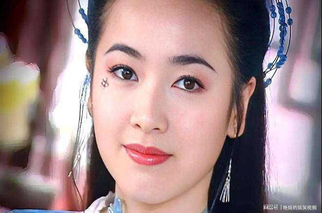 曾为体操冠军，16岁因姜文入圈，因美貌绯闻满天飞
