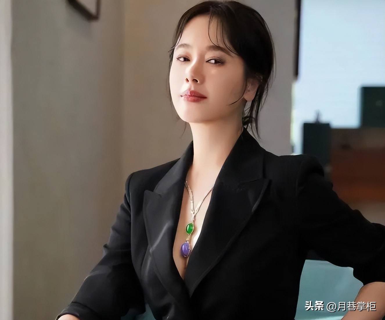 她曾是体操冠军，16岁被姜文带进娱乐圈，因长相太美绯闻数不清