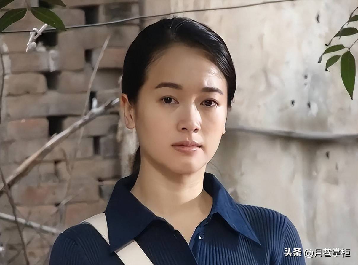 她曾是体操冠军，16岁被姜文带进娱乐圈，因长相太美绯闻数不清