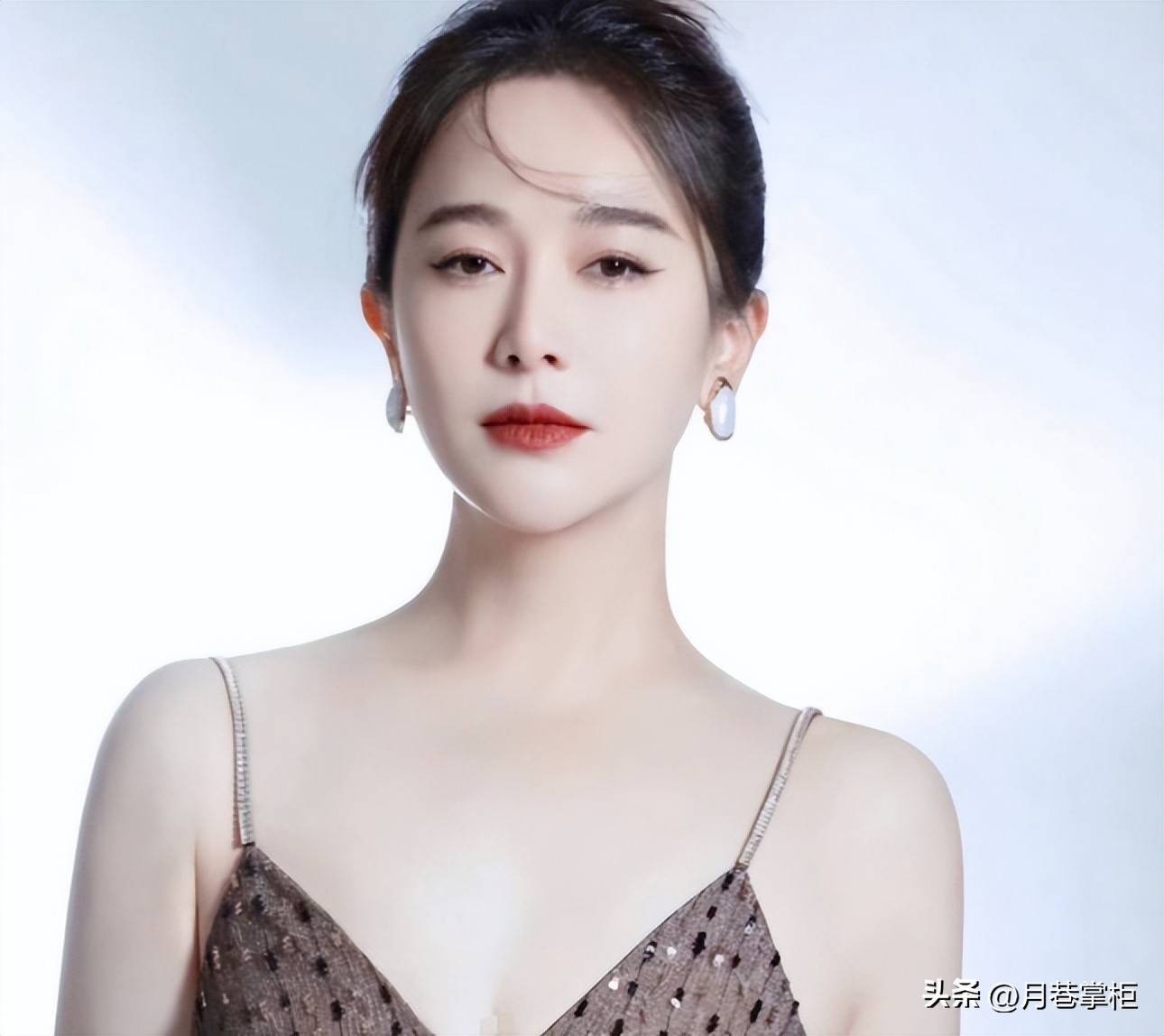 她曾是体操冠军，16岁被姜文带进娱乐圈，因长相太美绯闻数不清