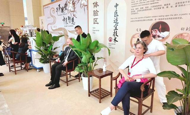 与“千年瑰宝”邂逅 国际友城嘉宾被中医药圈粉