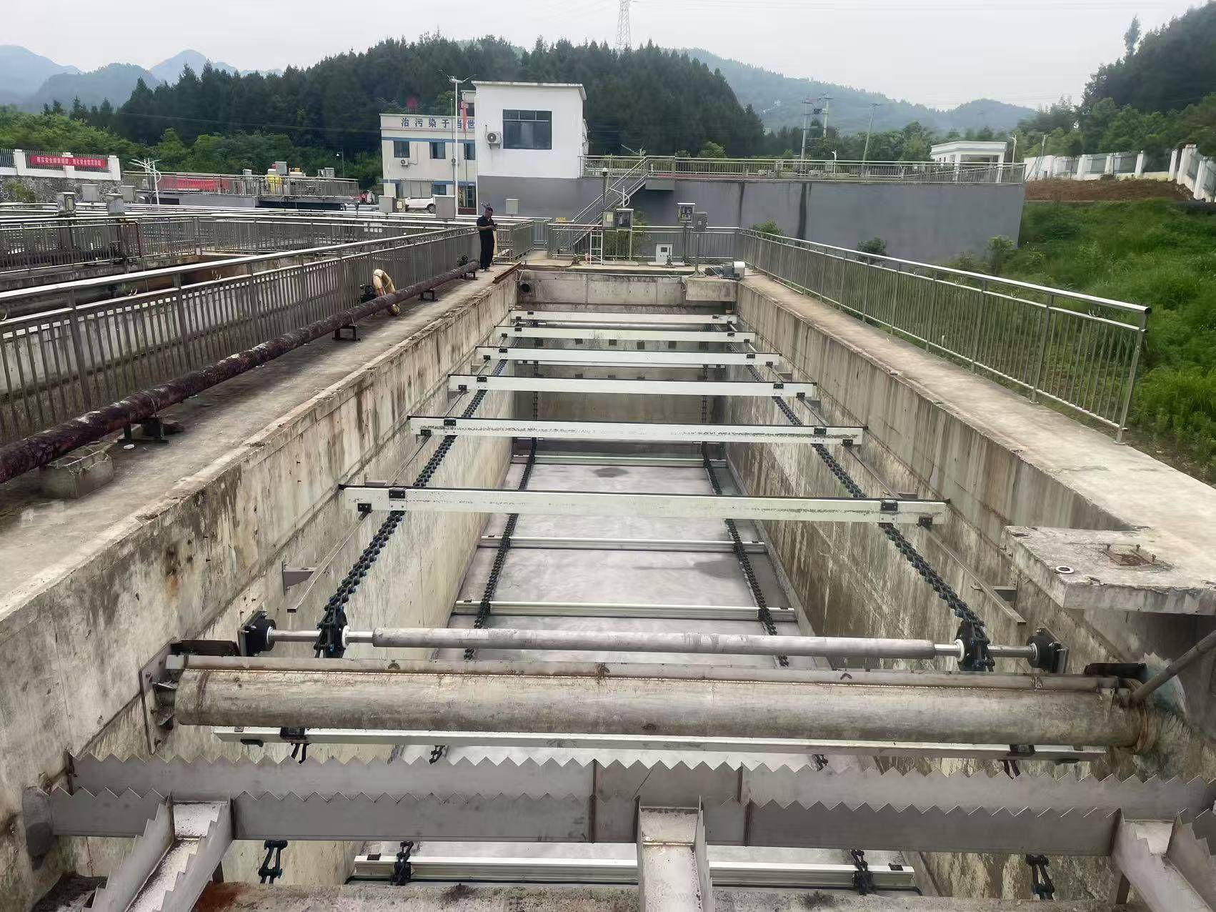 沉砂池积砂清理不干净？非金属链板式刮泥机刮砂无残留
