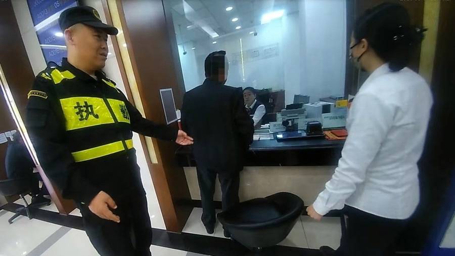 “导师”带你炒币赚大钱？崇明老人险被骗10万，民警上门耐心劝阻终醒悟